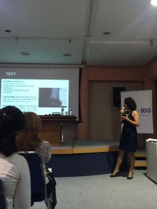   Tânia Macedo falando sobre Transtorno de Estresse Pós Traumático (TEPT) na  14ª Mostra De Terapia Cognitivo-Comportamental da Atc-Rio.               