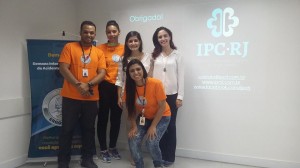 Maísa Furtado e Herika Silva com a equipe de segurança do trabalho (SIPAT) da empresa Atento               